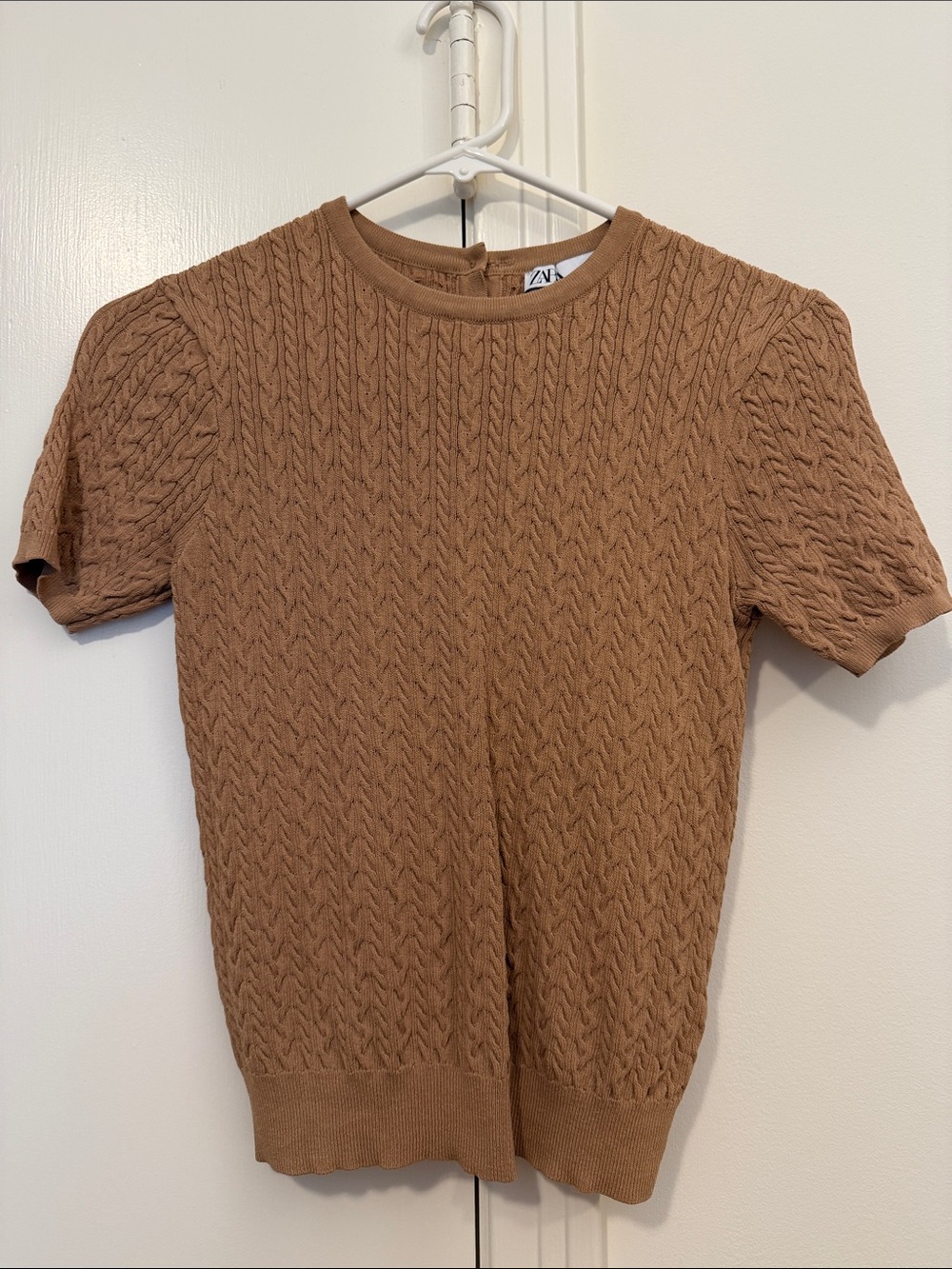 Zara size small Tan Cable-Knit Short Sleeve Top - pearl button detail